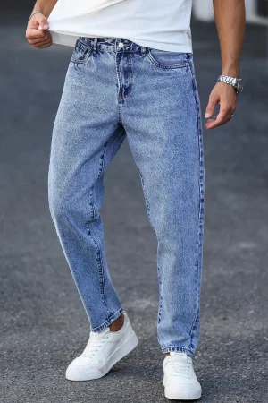 Men's light blue washed denim trousers are simple, casual and fashionable, slim-fitting to show long legs, and versatile.